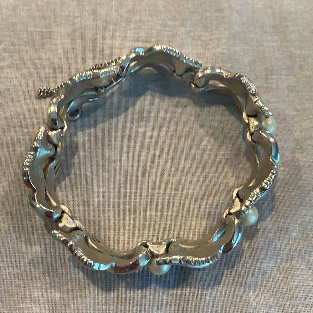 Trifari faux pearl silver bracelet - Picture 3 of 4